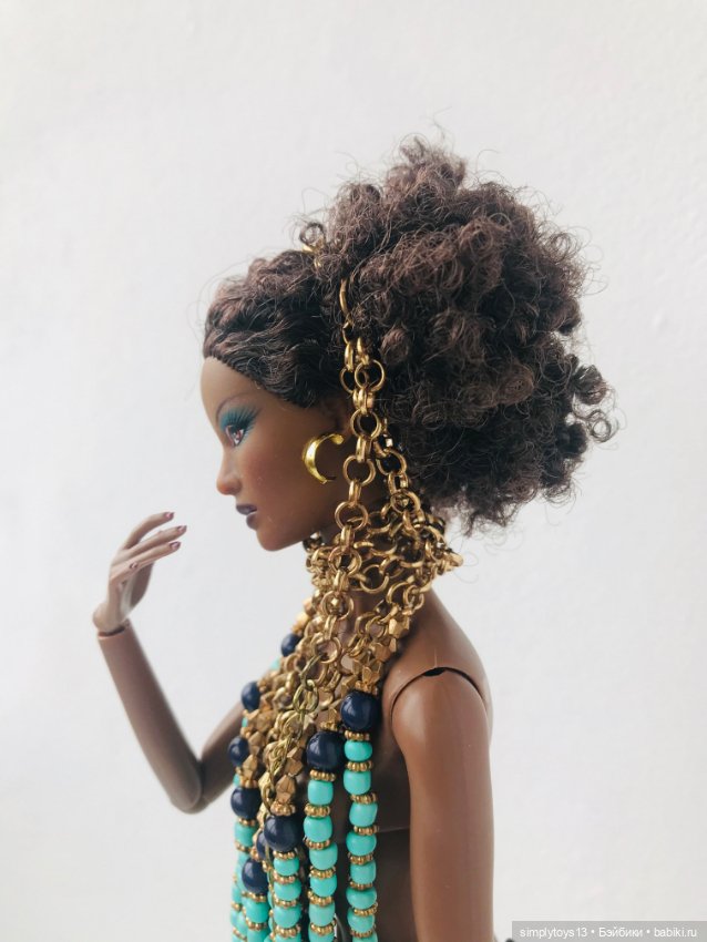 Экзотическая красотка и магический амулет