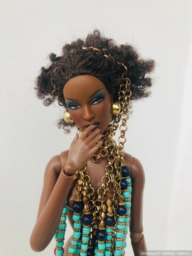 Экзотическая красотка и магический амулет