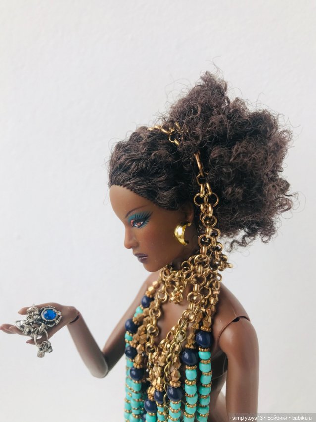 Экзотическая красотка и магический амулет