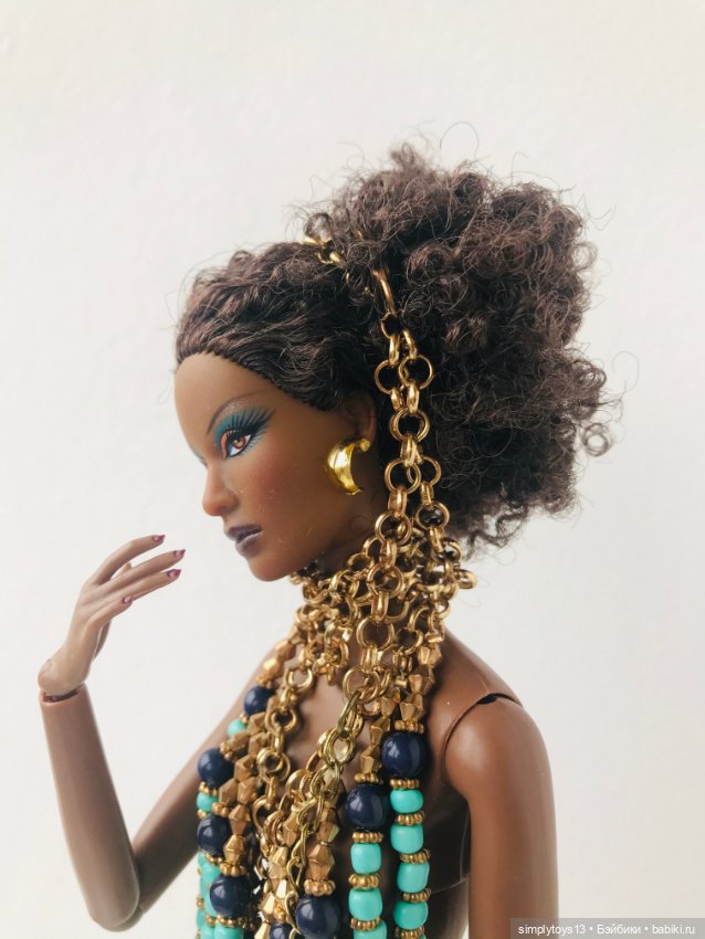 Экзотическая красотка и магический амулет