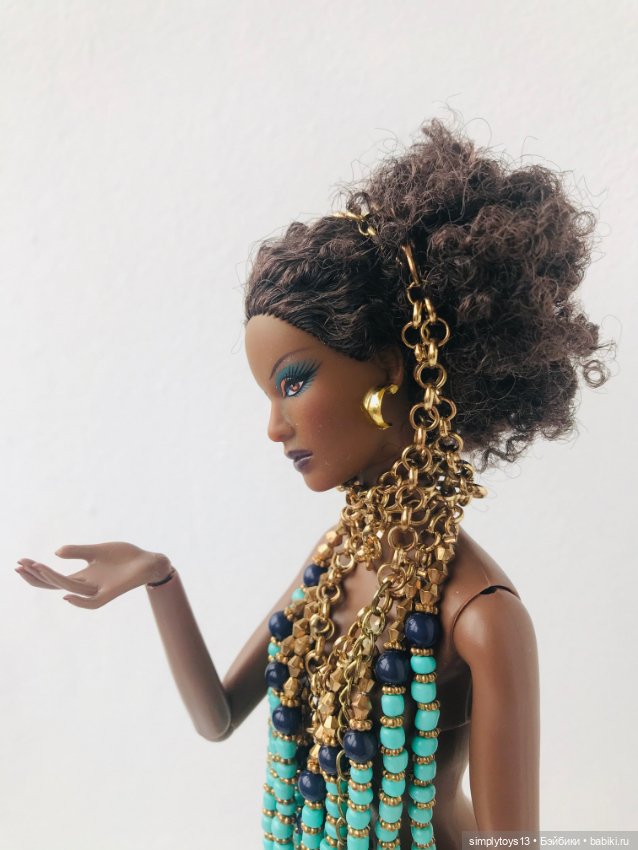 Экзотическая красотка и магический амулет