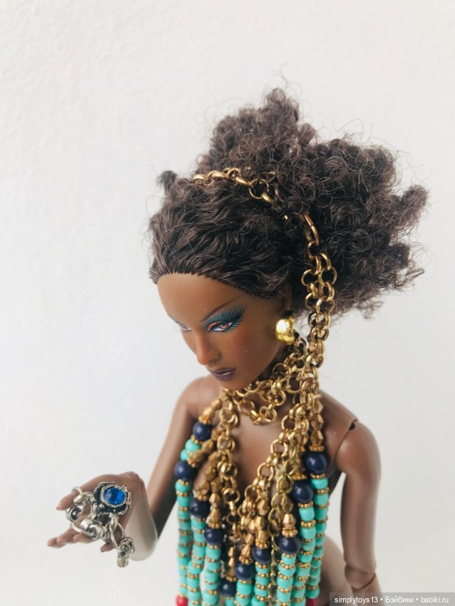 Экзотическая красотка и магический амулет