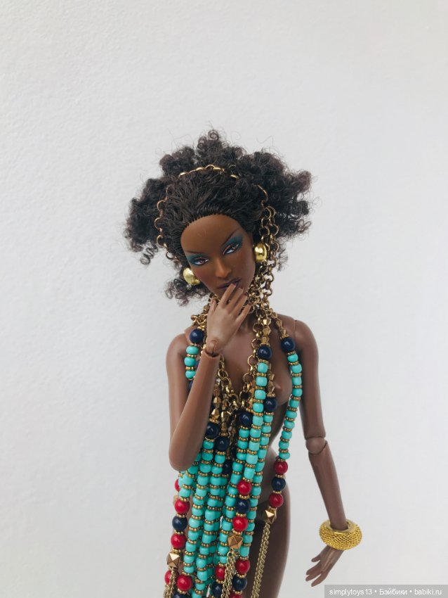 Экзотическая красотка и магический амулет