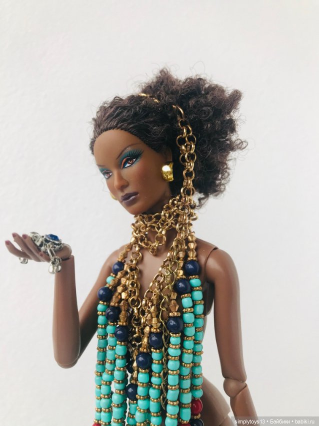 Экзотическая красотка и магический амулет