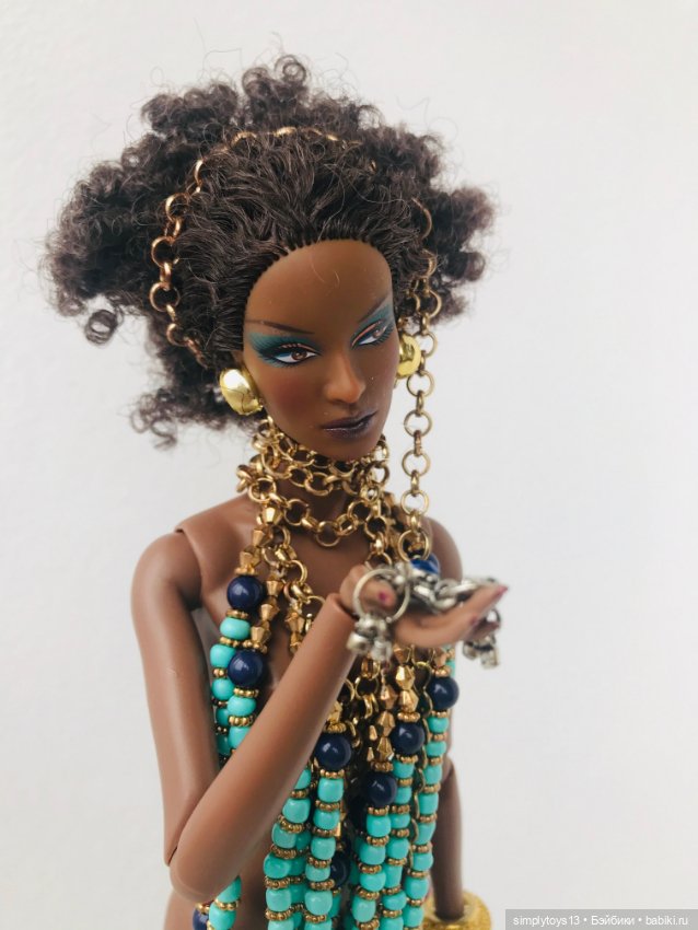 Экзотическая красотка и магический амулет