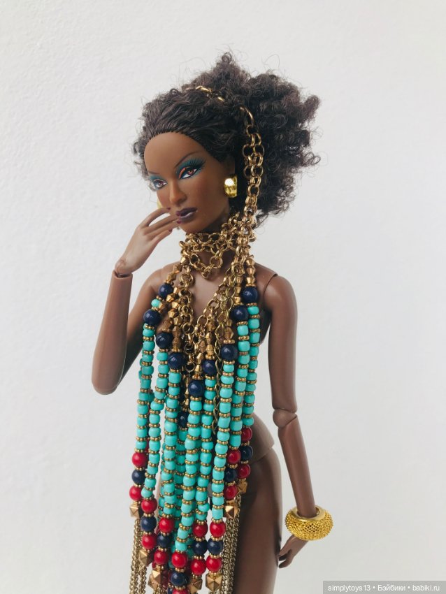 Экзотическая красотка и магический амулет