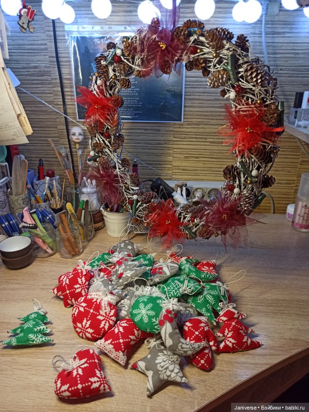 Рождественский веночек и мягкие ёлочные украшения в детский сад