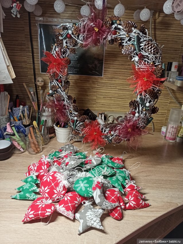 Рождественский веночек и мягкие ёлочные украшения в детский сад