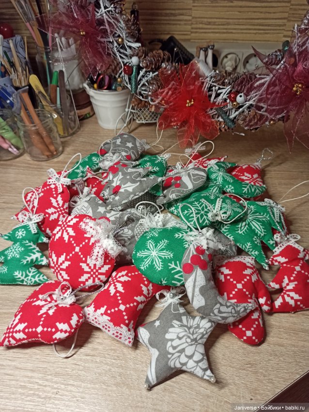 Рождественский веночек и мягкие ёлочные украшения в детский сад
