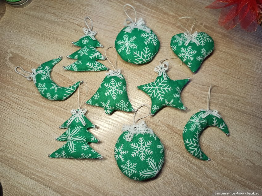 Рождественский веночек и мягкие ёлочные украшения в детский сад