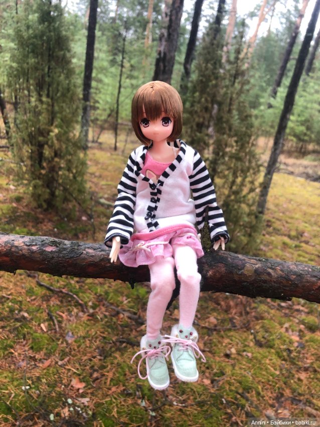 Azone Майа в лесу после дождя