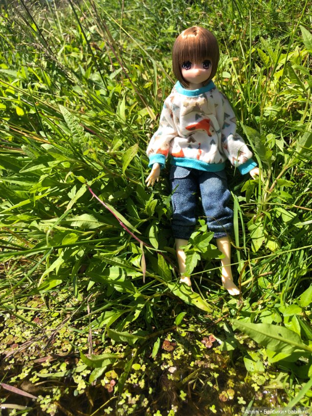 Azone Майа гуляет возле пруда