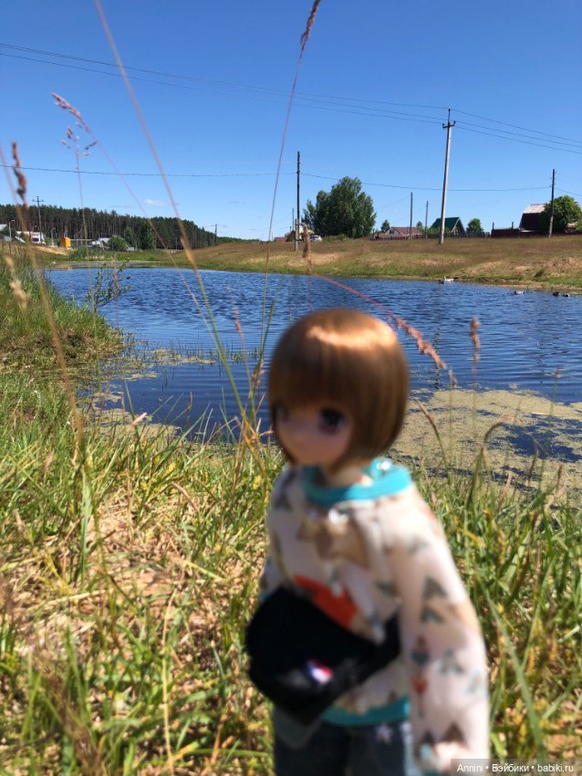 Azone Майа гуляет возле пруда (фото 8)