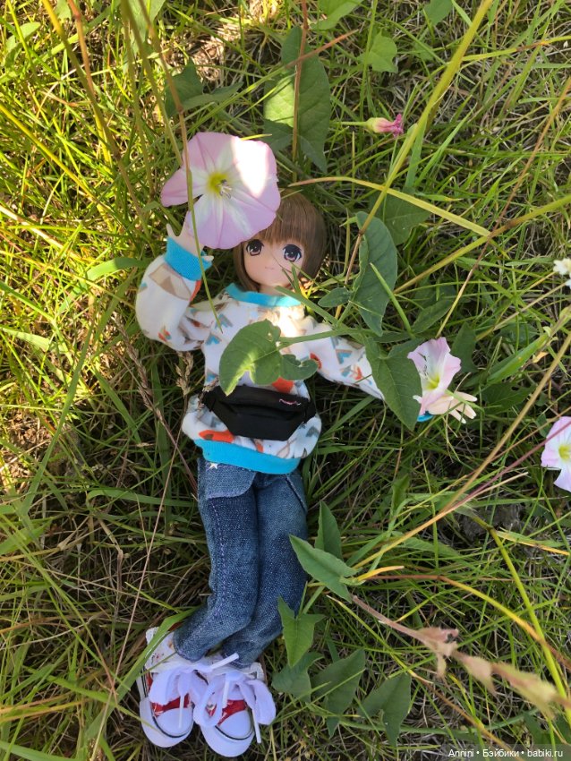 Azone Майа гуляет возле пруда (фото 3)