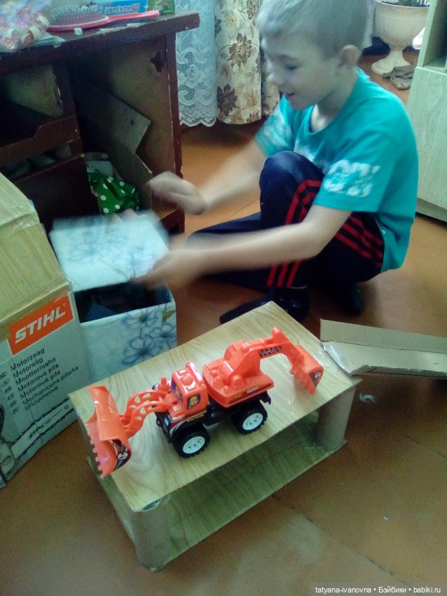 Подарки для внучат и наряды для кукол на Новый год