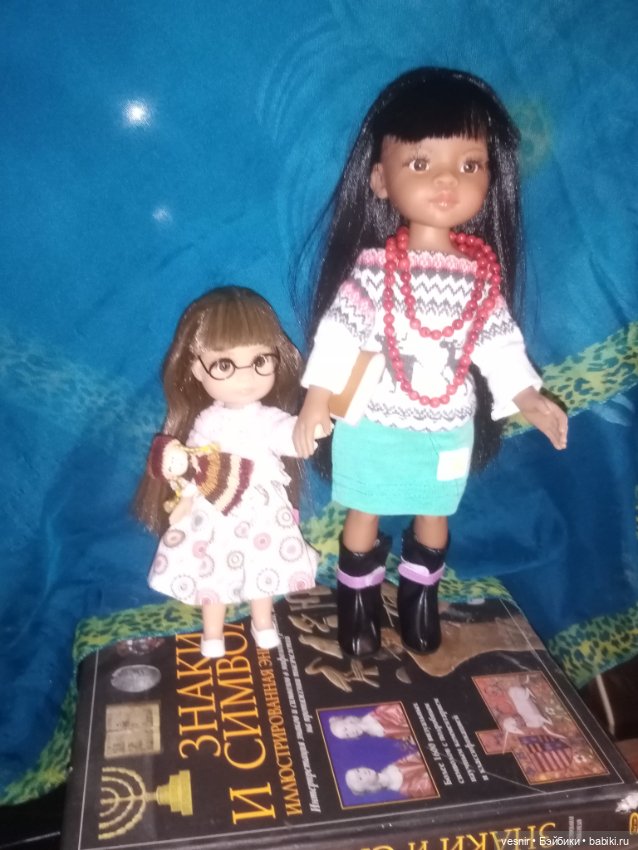 Ангелочек позирует. В доме принц. Мей из библиотеки