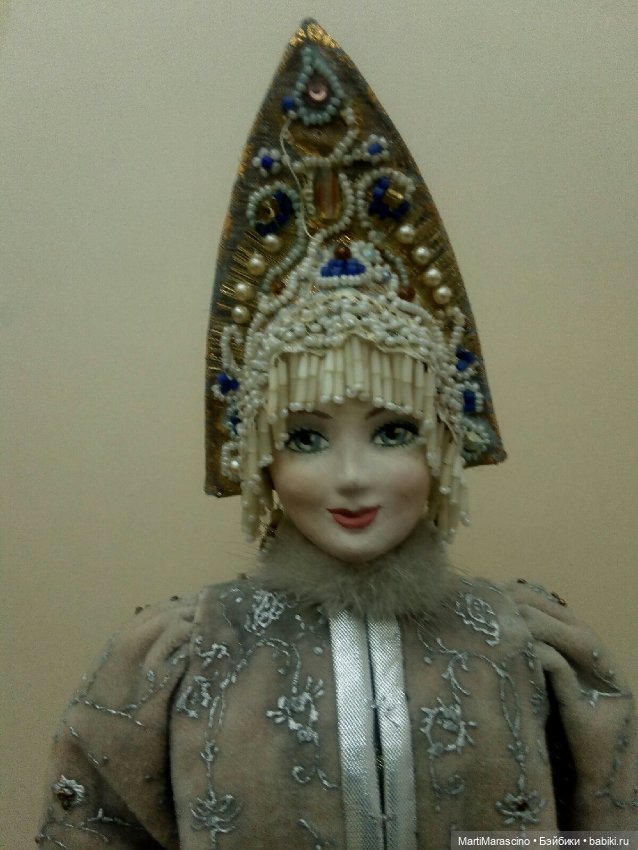Кукла в костюме русской красавицы