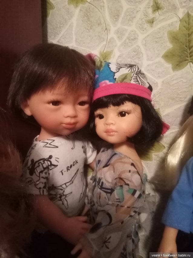 Ангелочек позирует. В доме принц. Мей из библиотеки