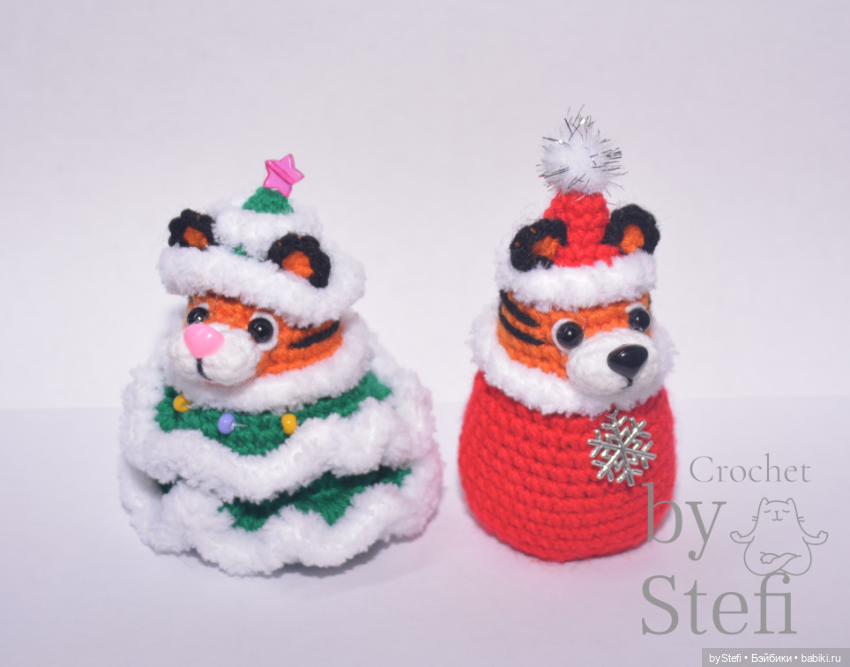 Тигруля в костюме Ёлочки и Тигрик Санта, 2022 (фото 2)