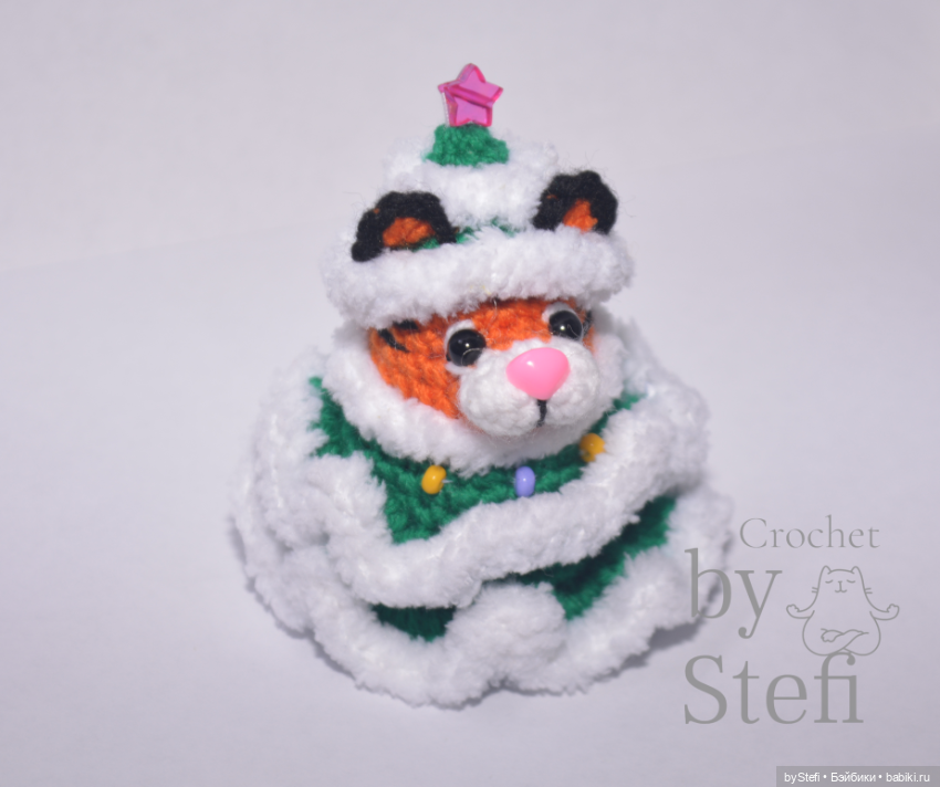 Тигруля в костюме Ёлочки и Тигрик Санта, 2022 (фото 3)