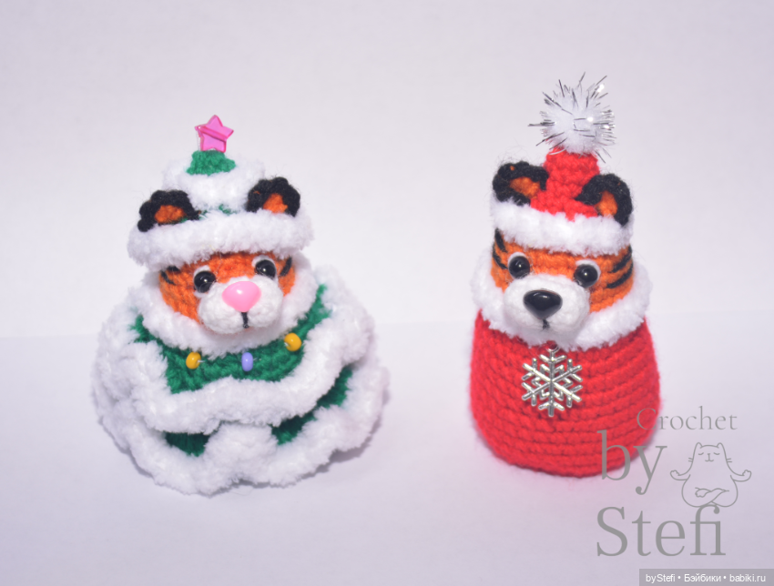 Тигруля в костюме Ёлочки и Тигрик Санта, 2022