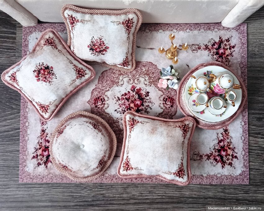 Коллекция ковров и подушек "Нежность" в бежевом цвете