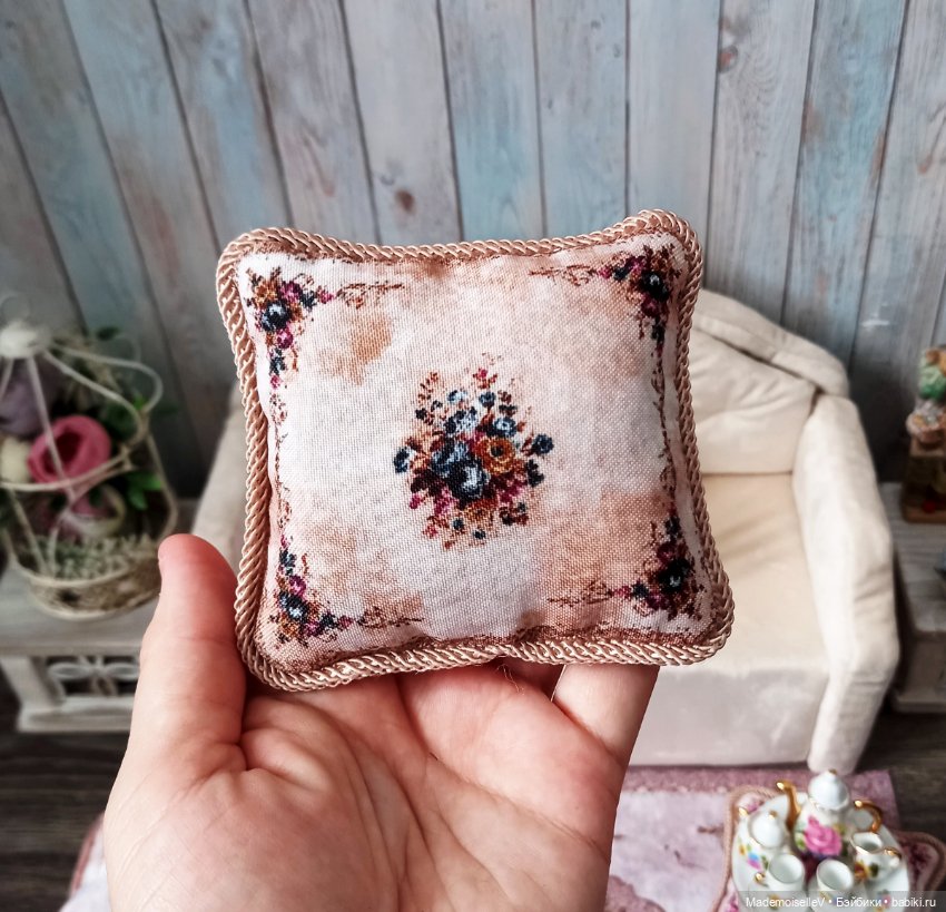 Коллекция ковров и подушек "Нежность" в бежево-голубом цвете