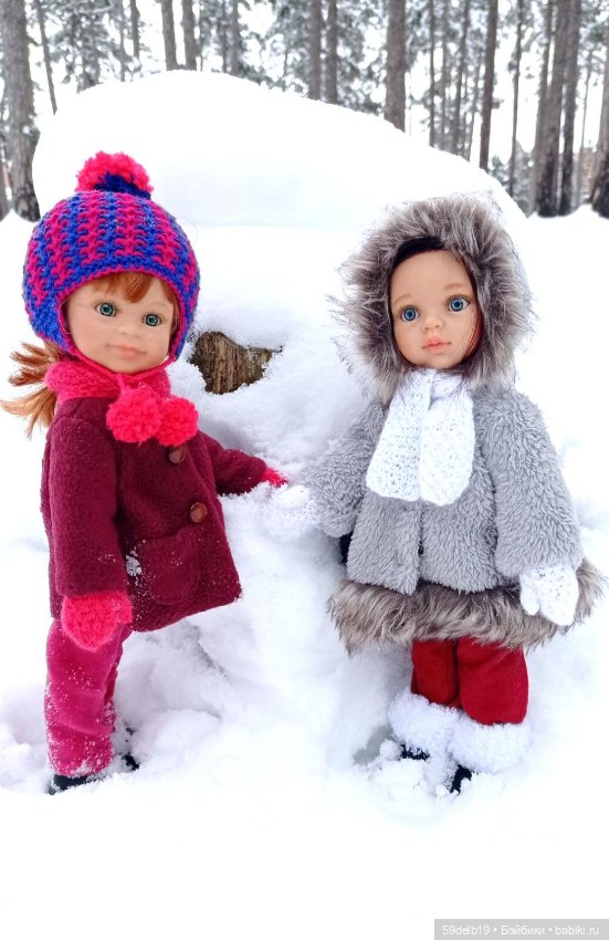 Две паолочки подружки в снежном лесу