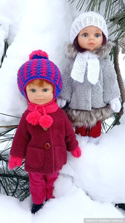 Две паолочки подружки в снежном лесу