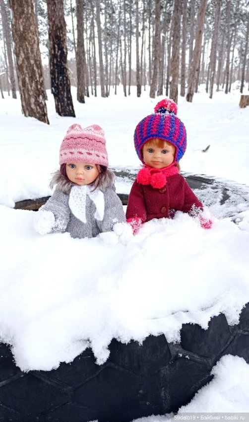 Две паолочки подружки в снежном лесу