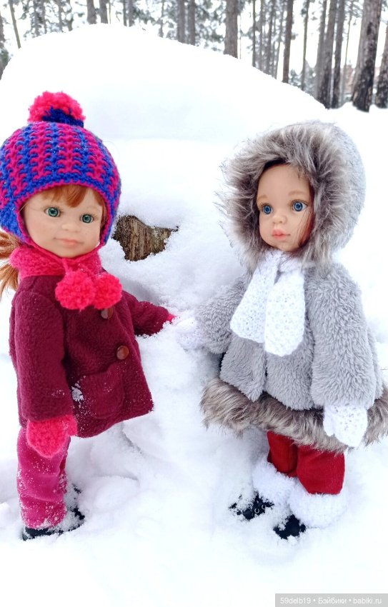 Две паолочки подружки в снежном лесу