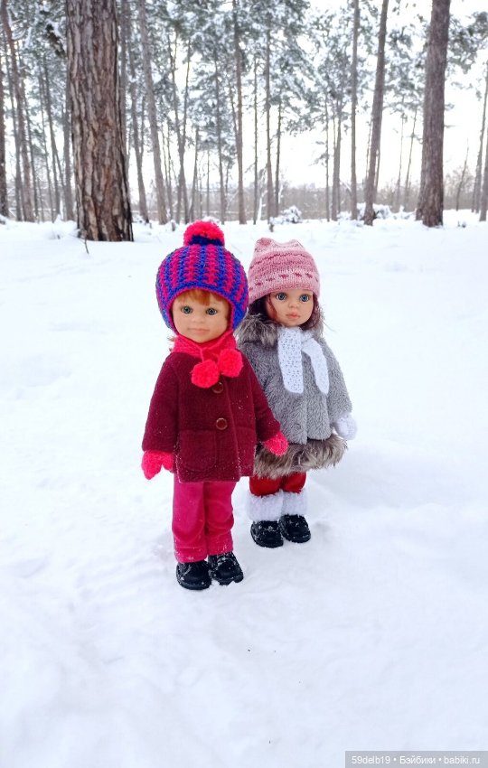 Две паолочки подружки в снежном лесу