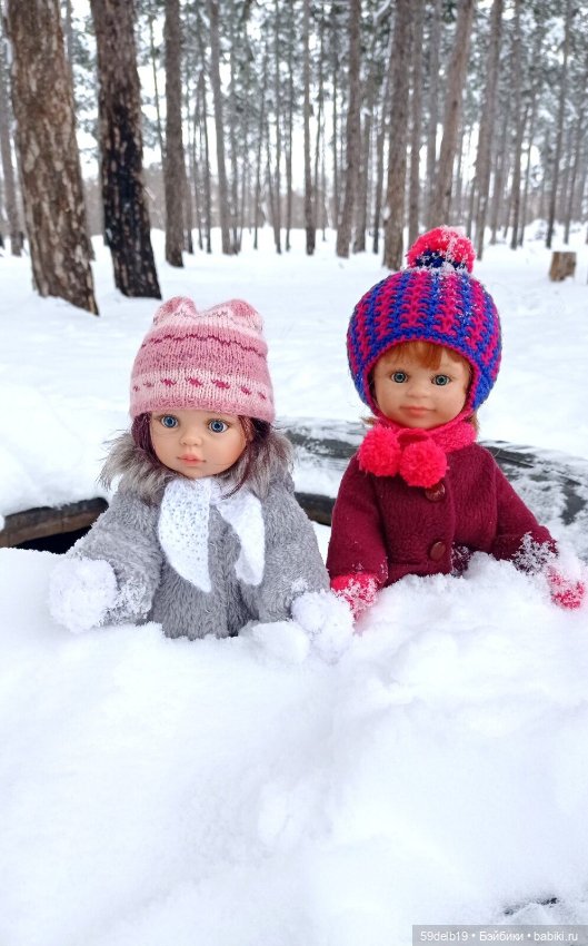 Две паолочки подружки в снежном лесу