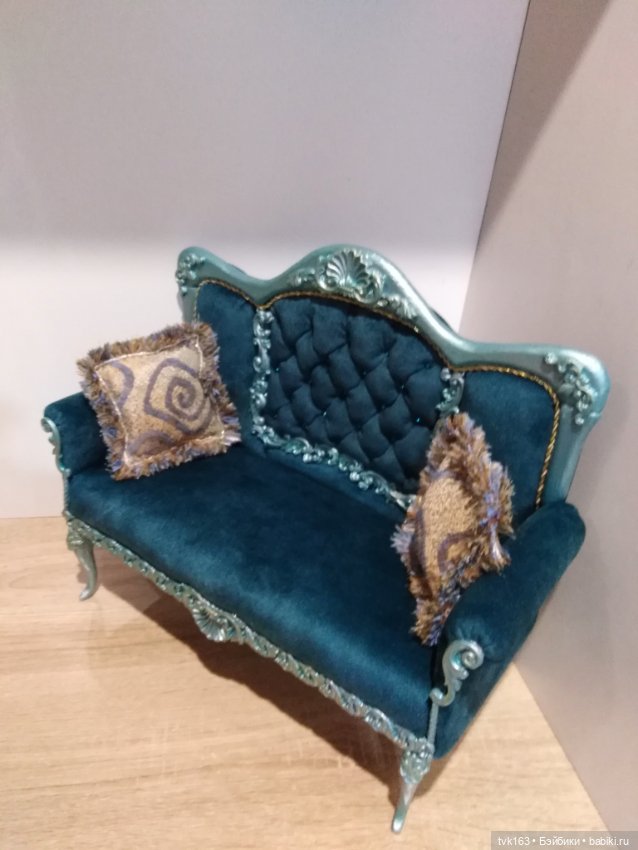 Изумрудный диванчик для кукол от 40см