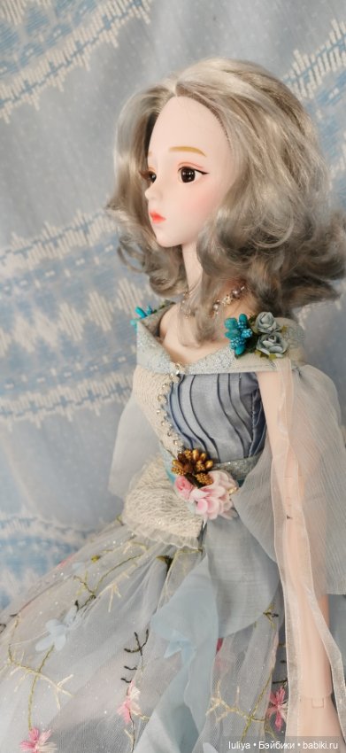 Небесноголубой наряд для Серебровласки