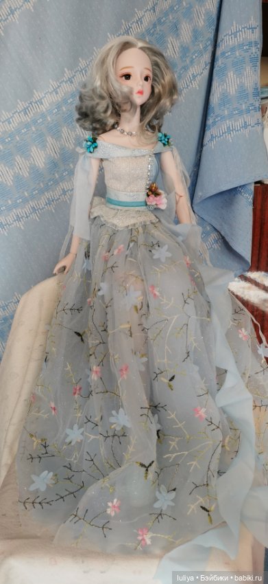 Небесноголубой наряд для Серебровласки