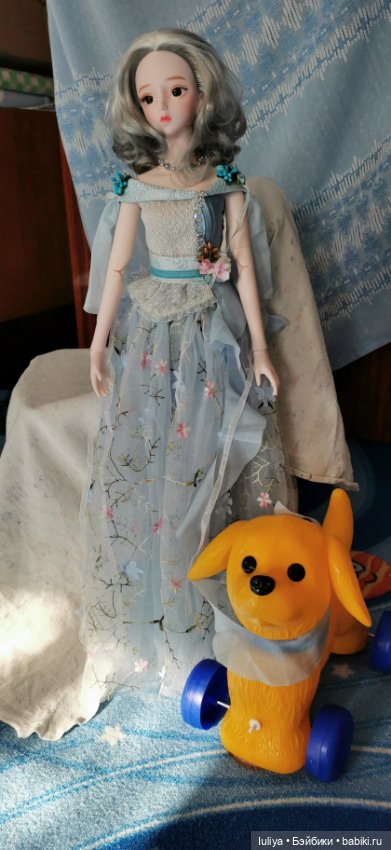 Небесноголубой наряд для Серебровласки