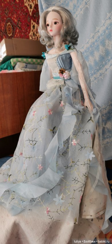 Небесноголубой наряд для Серебровласки