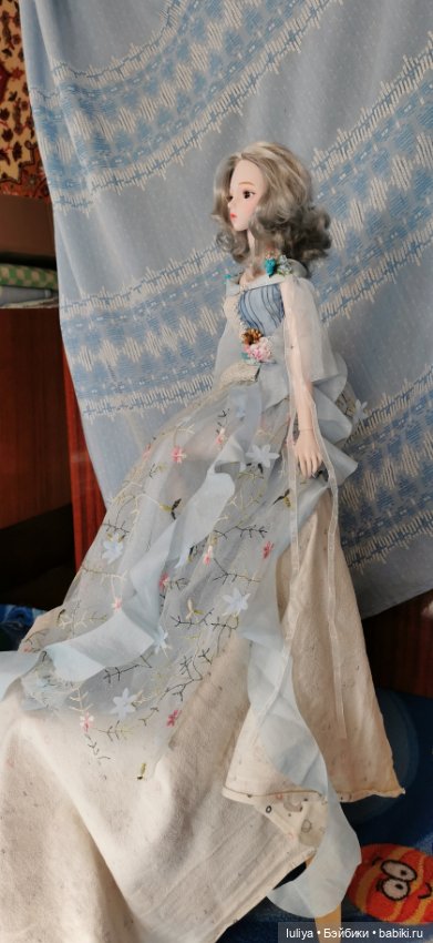 Небесноголубой наряд для Серебровласки