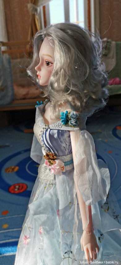 Небесноголубой наряд для Серебровласки