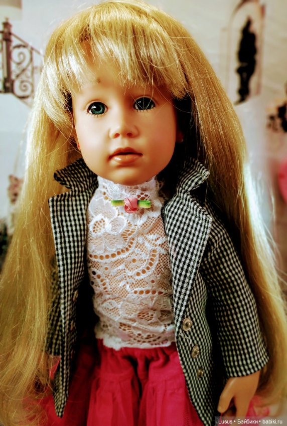 Я маленькая девочка в юбочке красной