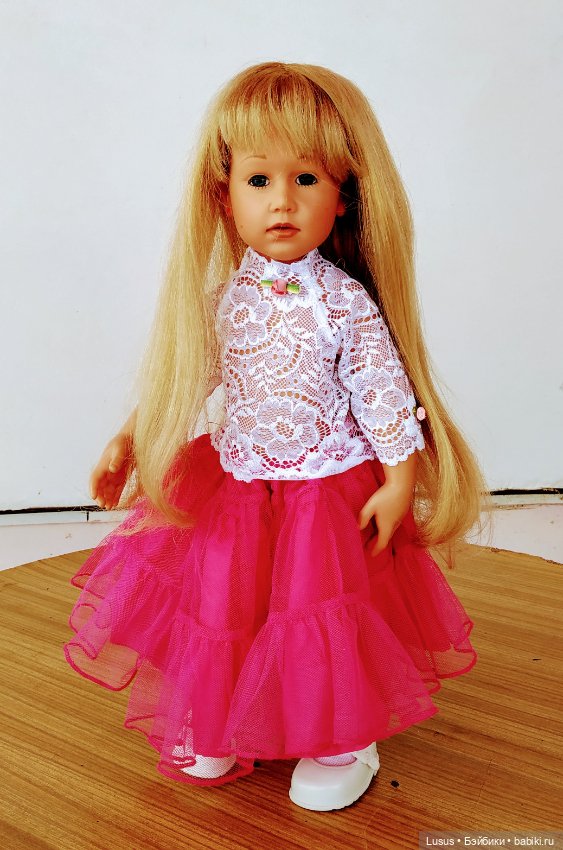 Я маленькая девочка в юбочке красной