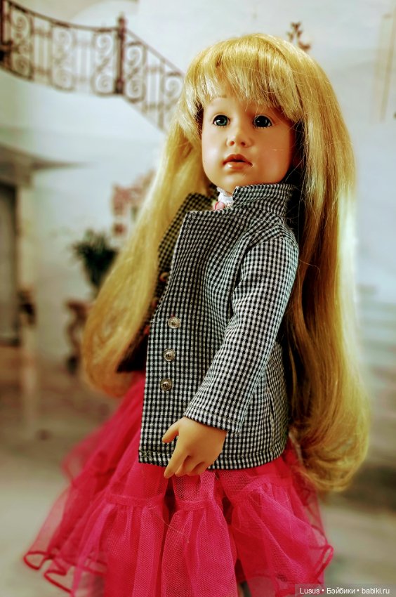 Я маленькая девочка в юбочке красной