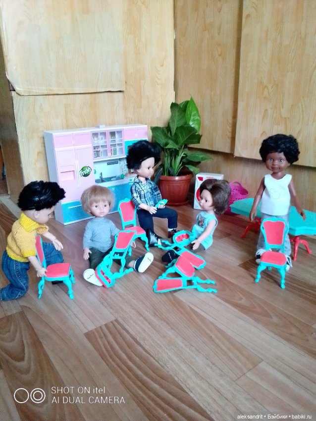 И снова мебель , или как мои мальчишки стулья собирали