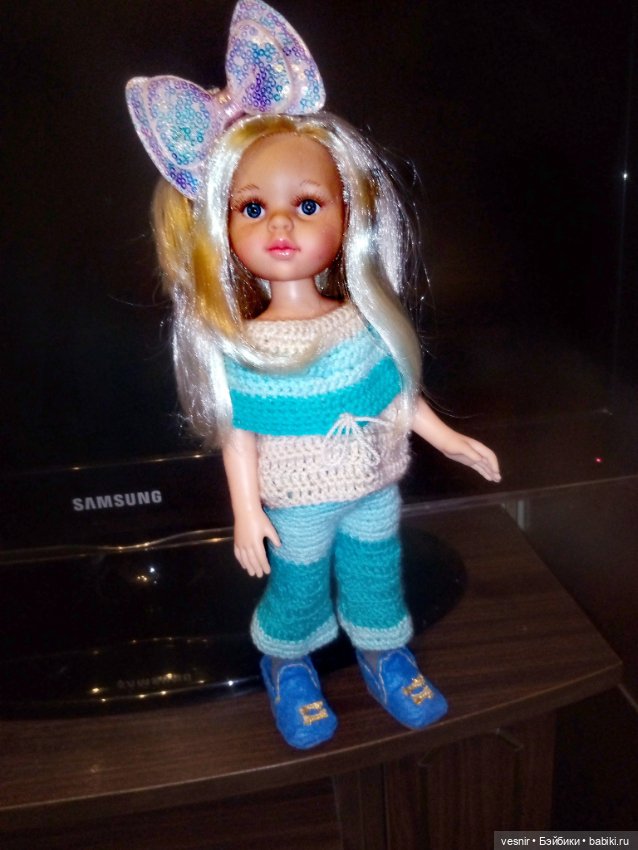 Ангелочек позирует. В доме принц. Мей из библиотеки