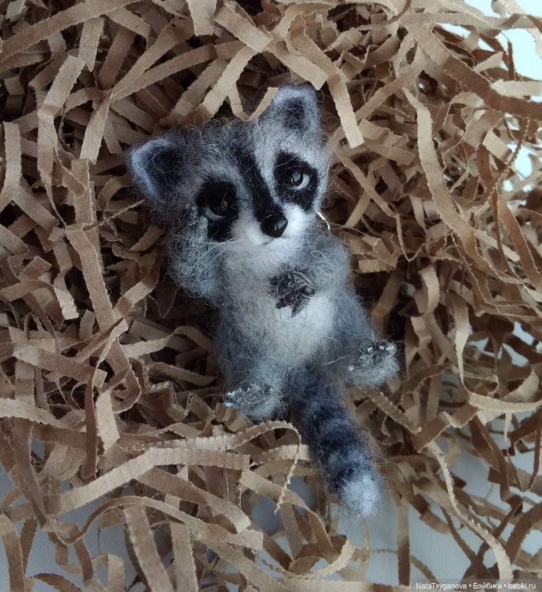 Енотик — Валяные игрушки из шерсти: сухое валяние (фото 4)