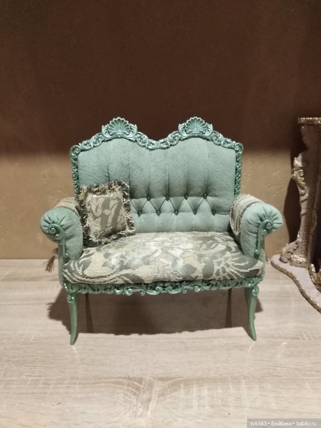 Ещё один диван для кукол в весеннем цвете