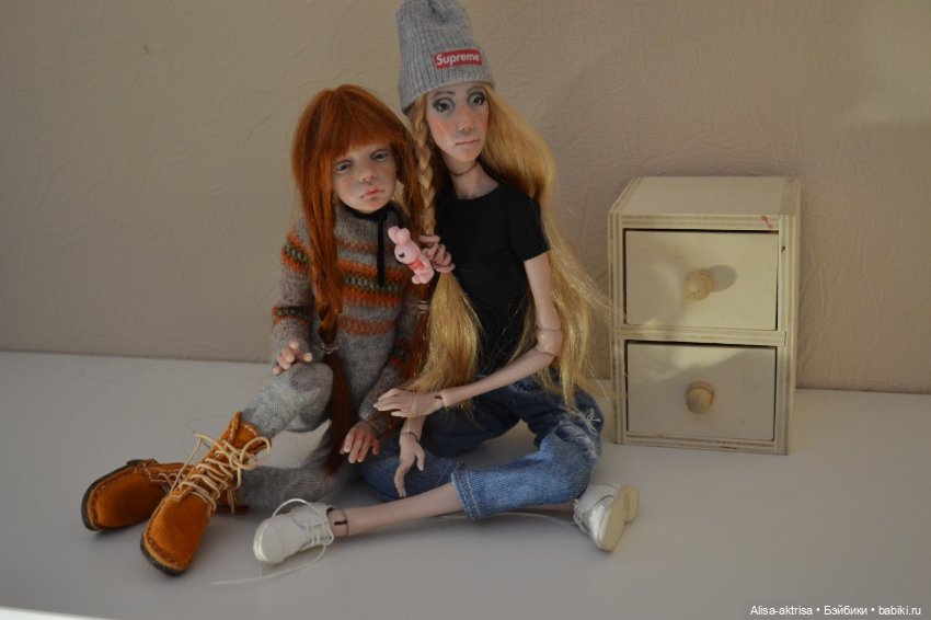 Филиппа в новых джинсах и с ней подружка Лора