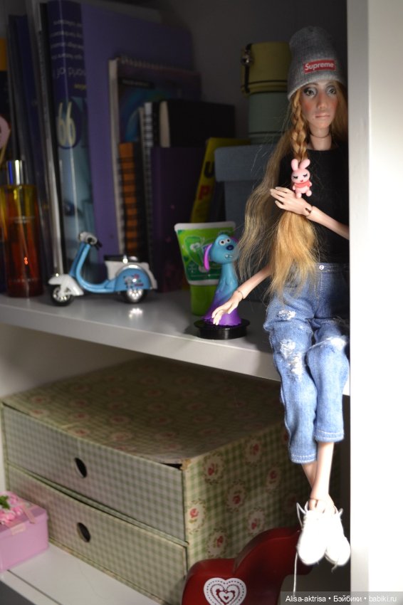 Филиппа в новых джинсах и с ней подружка Лора (фото 2)