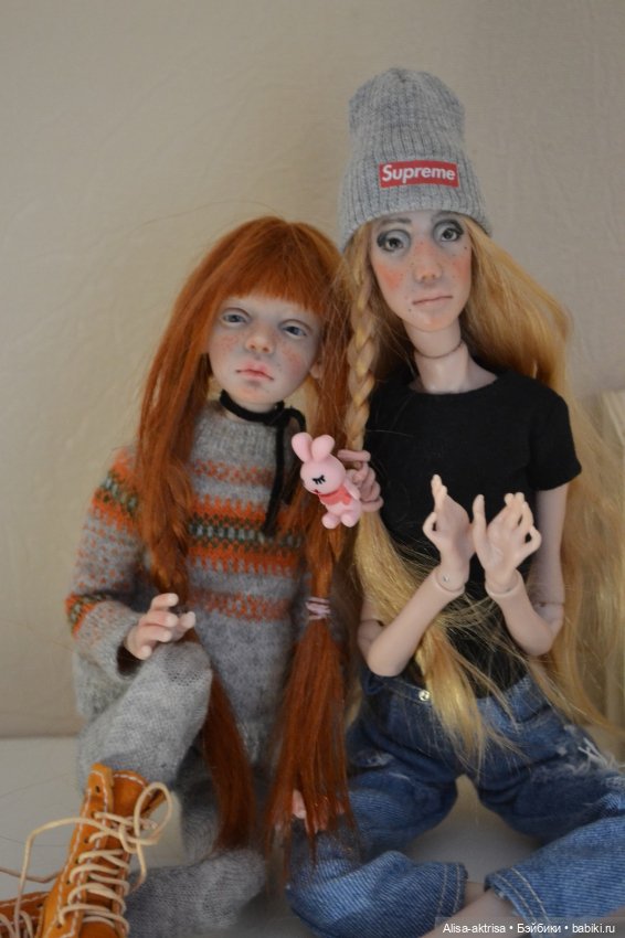 Филиппа в новых джинсах и с ней подружка Лора